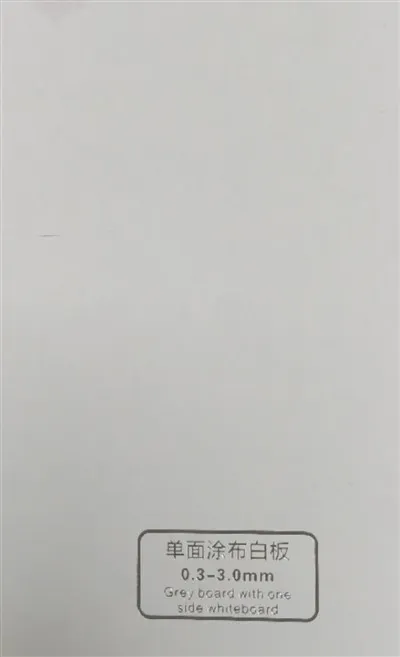 Planche grise avec une carte blanche d'un côté